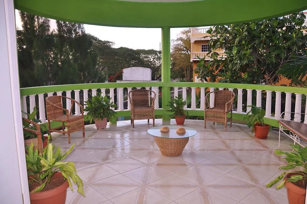 Mom'S Village Resort Runaway Bay Bed & Breakfast