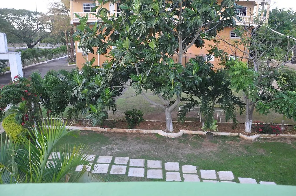 Mom'S Village Resort Runaway Bay Bed & Breakfast
