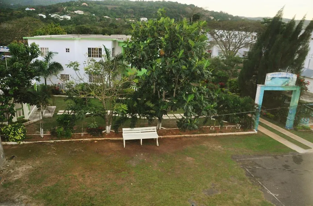Mom'S Village Resort Runaway Bay Bed & Breakfast
