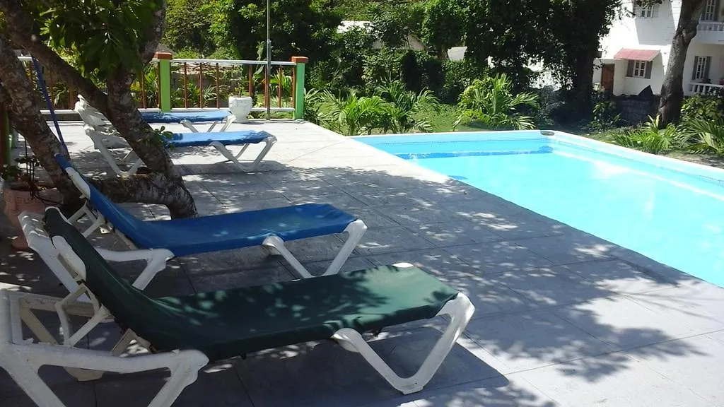 Mom'S Village Resort Runaway Bay 2*,